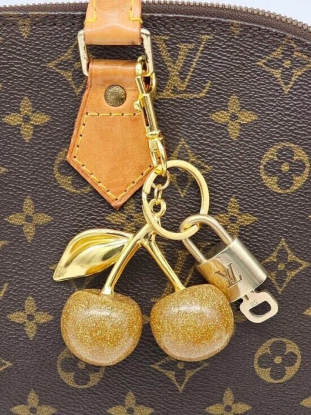 Authentic LV Gold Padlock 🔒 Unbranded Cherry Keychain for Louis Vuitton Bags - Picture 2 of 8